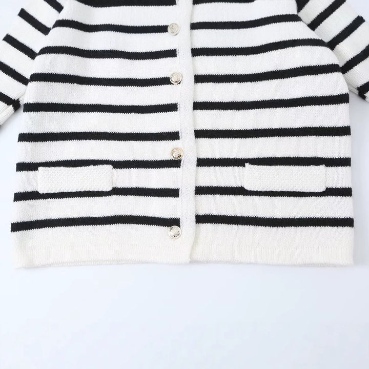 Damen Gestreifte Feinstrick‑Cardigan mit Rundhalsausschnitt, aufgesetzten Taschen und Zierknöpfen Drune