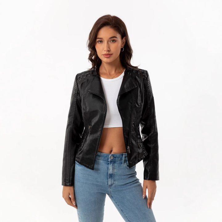 Damen nan taillierte Kunstleder-Bikerjacke mit gesteppter Schulterpartie, asymmetrischem Reißverschluss und Zierösen Drune