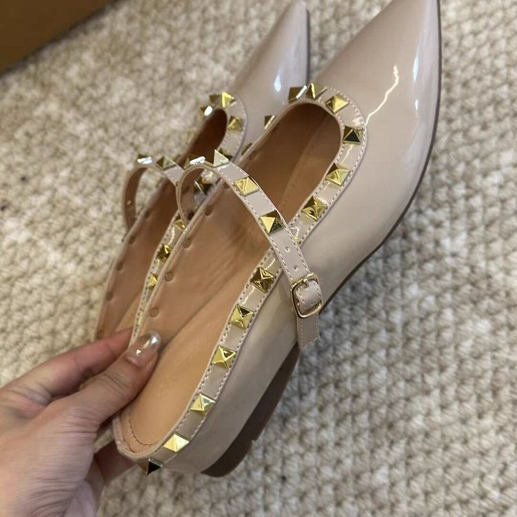 Damen Spitz zulaufende Lack‑Mary‑Jane Mules mit gepolstertem Komfortfußbett und goldenen Pyramidennieten Drune