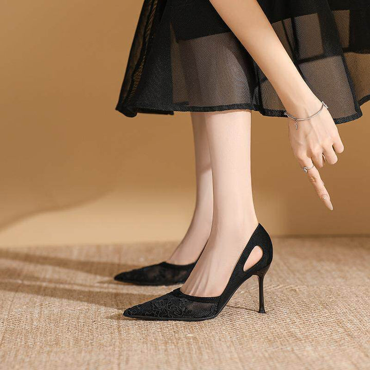 Damen Spitze Pumps mit floraler Stickerei, spitzer Zehenpartie und Cut-Out-Ferse Drune