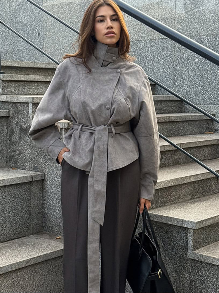Damen Kurzjacke aus Veloursleder‑Optik mit hohem Stehkragen, Taillengürtel und kastiger Oversize‑Silhouette Drune