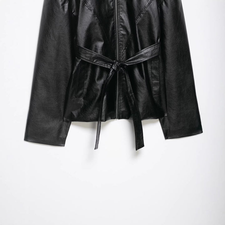 Damen Kurze Kunstlederjacke mit Taillengürtel, Reißverschluss und markantem Kragen Drune