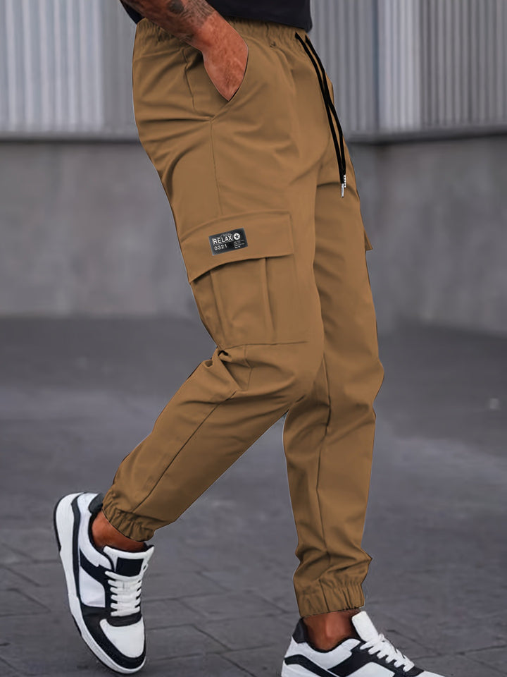 Herren Cargo-Jogginghose mit Tunnelzug, tapered Schnitt & aufgesetzten Klappentaschen Drune