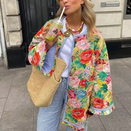 Damen nan gesteppte Swingjacke mit Blumenquilt Rundhals und Rüschensaum Drune