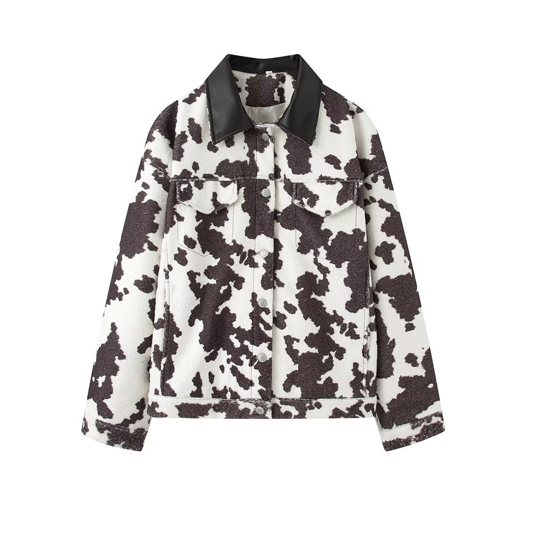 Damen Kurzjacke im Trucker‑Stil mit Kuhfleckenmuster und Kunstlederkragen Drune