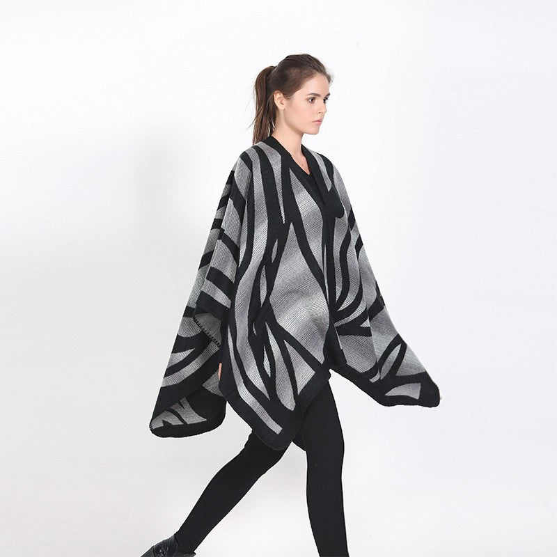 Damen Oversize-Strickcape mit abstrakter Wellenjacquard‑Struktur und kontrastierter Kettelkante Drune