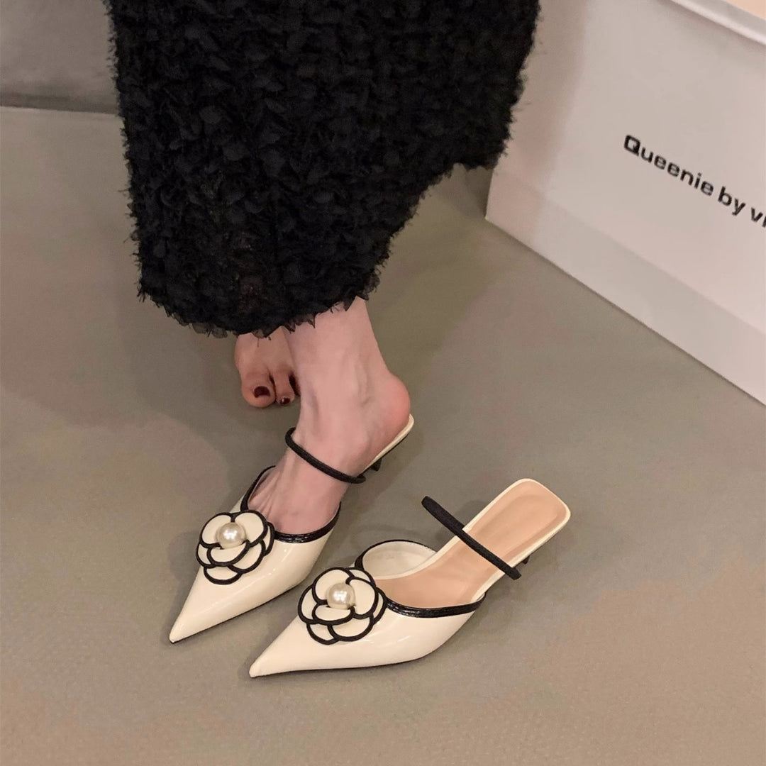 Damen spitz zulaufende Satin‑Mules mit zartem Knöchelriemen und Perlen‑Blütenapplikation Drune