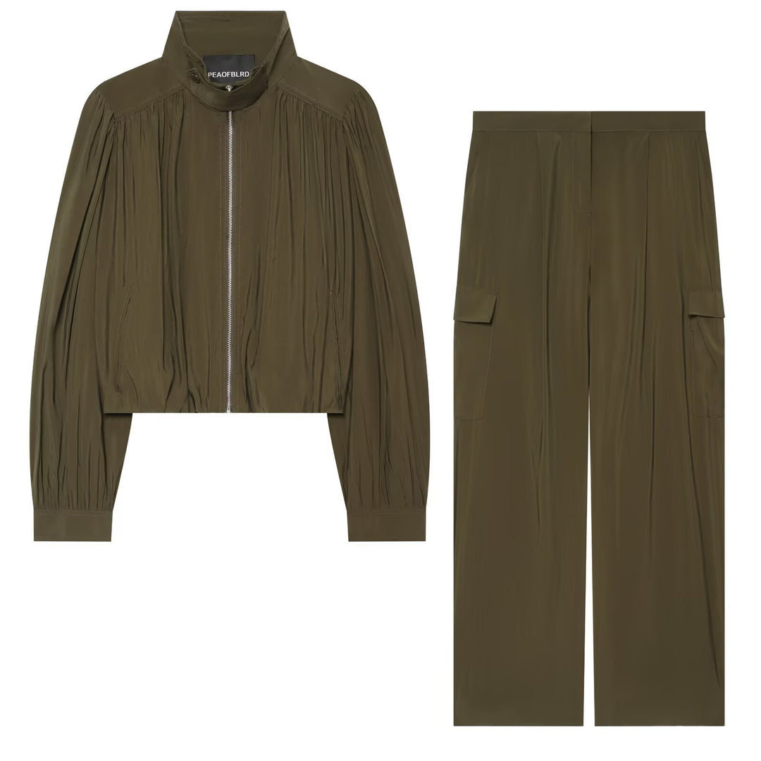Damen Zweiteiliges Ensemble aus plissiertem Cropped-Blouson mit Stehkragen und weiter Cargo-Hose Drune
