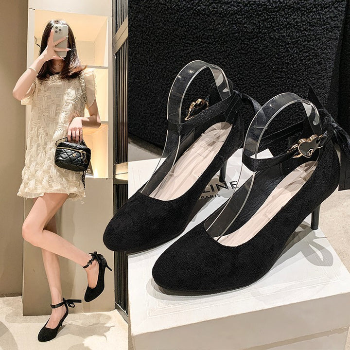 Damen Samt‑Optik Pumps mit Satin‑Knöchelriemen, Herzschließe und schlankem Stiletto Drune