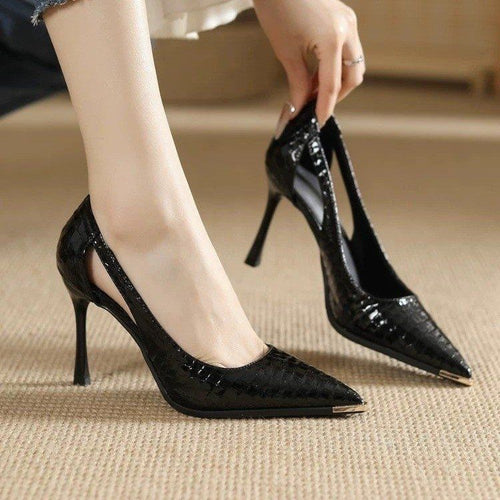 Damen Seitlich ausgeschnittene Lackpumps mit Krokoprägung und Metallkappe Drune