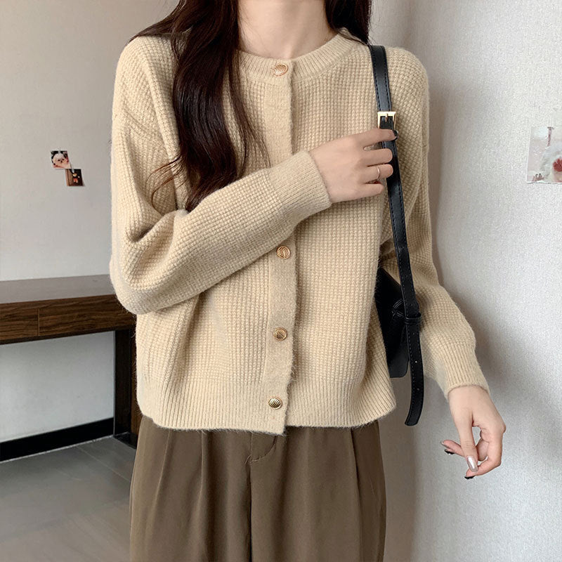 Damen lässige Strickjacke mit feiner Struktur und goldenen Knopfdetails Drune