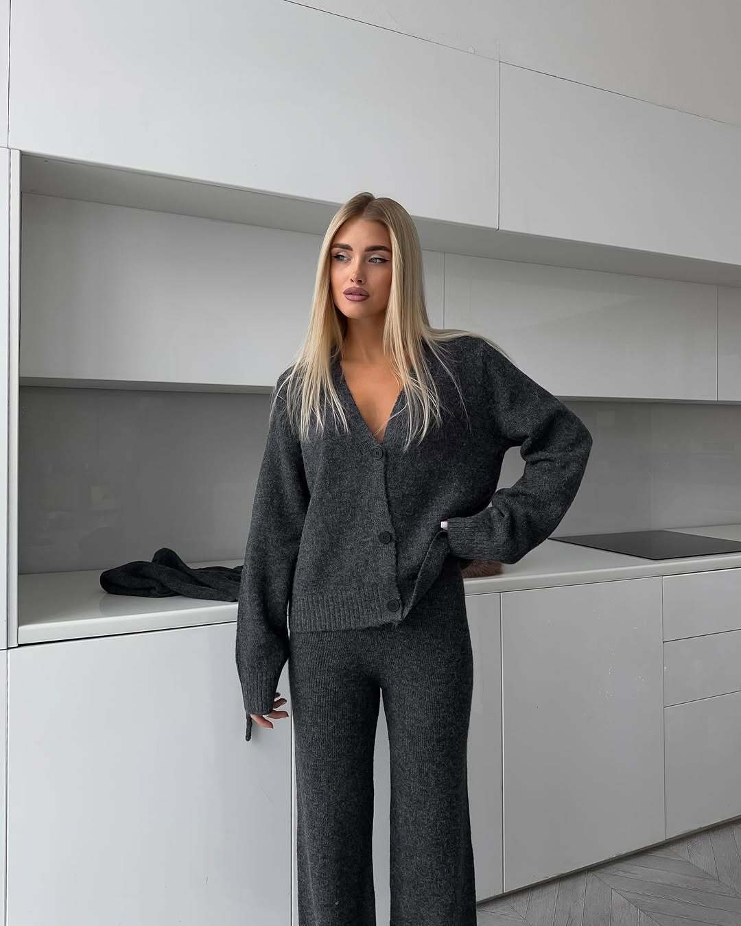 Damen kuscheliges Feinstrick-Cardigan-Set mit V-Ausschnitt und hochgeschnittener Schlaghose Drune