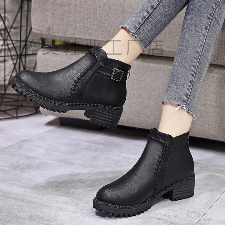Damen Kurzschaft-Ankleboots mit Ziernaht, robuster Lug‑Sohle und verstellbarem Schnallenriemen Drune