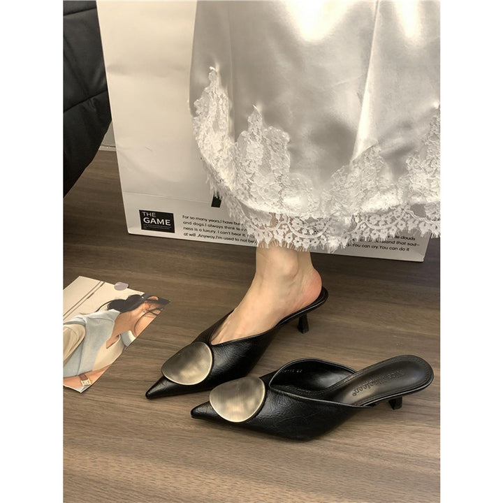 Damen Spitz zulaufende Kitten-Heel Mules mit Metallapplikation Drune