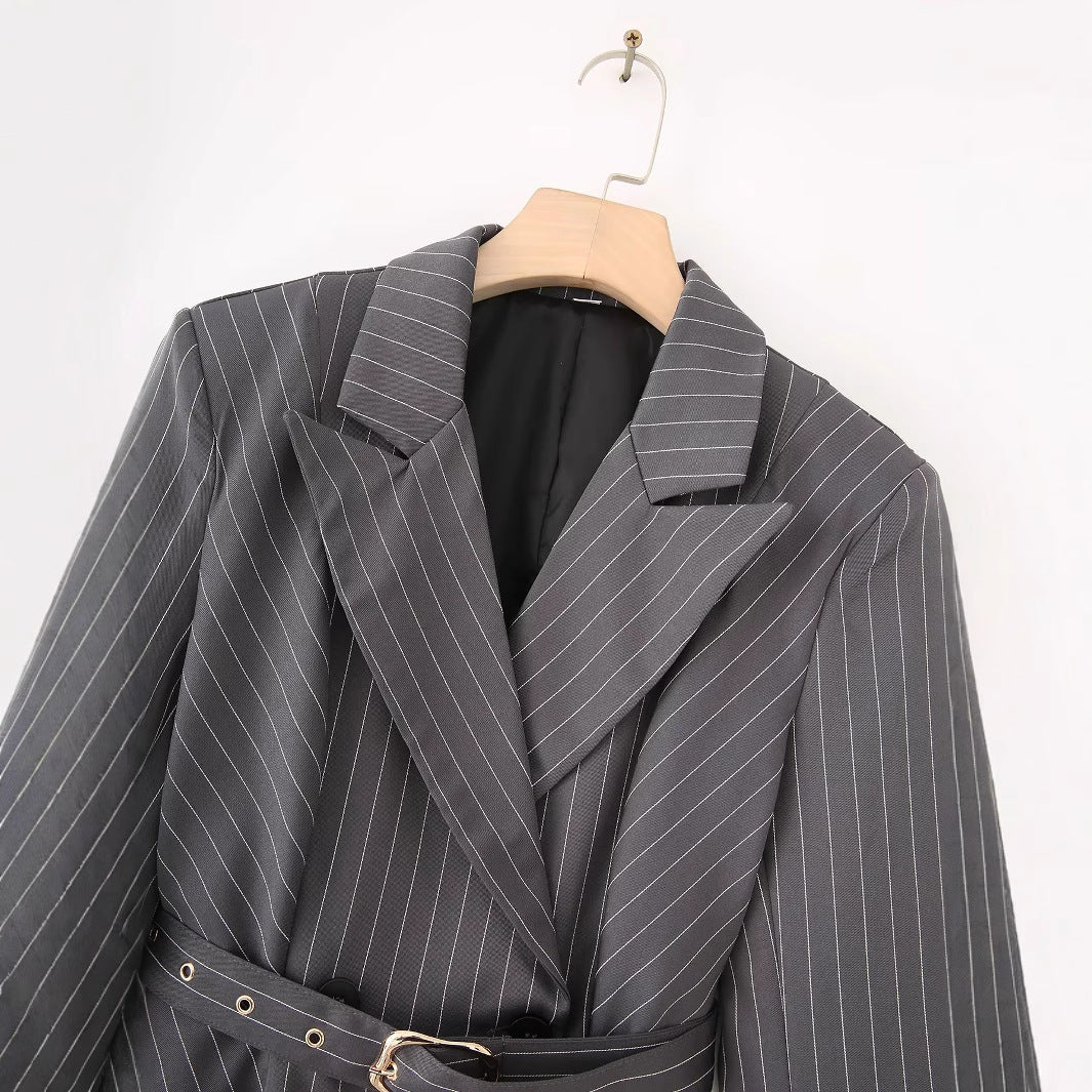 Damen nan tailliertes Blazerkleid mit Nadelstreifen, Bindegürtel und asymmetrischem Saum Drune