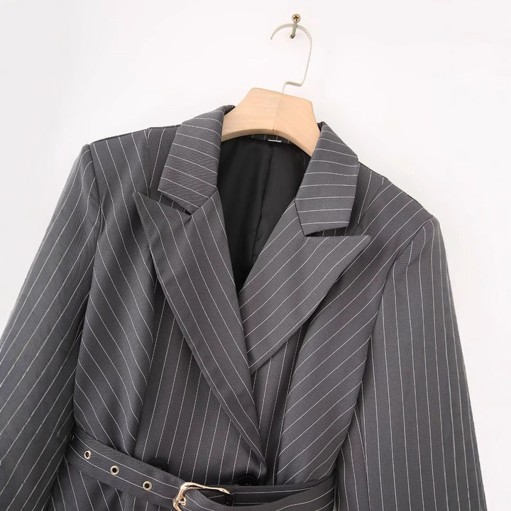 Damen nan tailliertes Blazerkleid mit Nadelstreifen, Bindegürtel und asymmetrischem Saum Drune