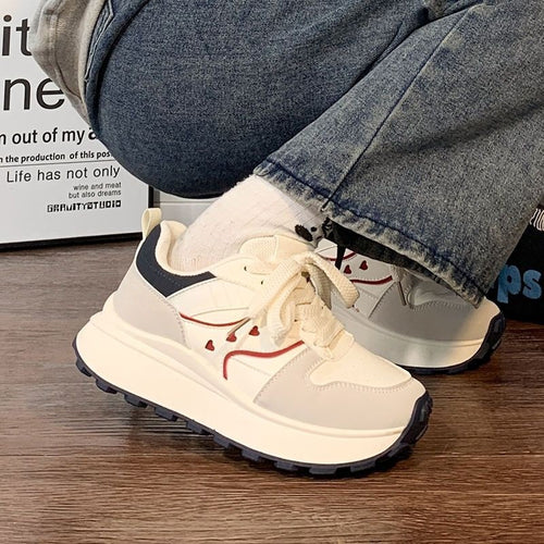Damen Plateau‑Sneaker im Retro‑Trail‑Look mit Herz‑Ziernähten und grober Profilsohle Drune