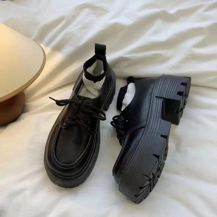 Damen Plateau-Sneaker mit eleganter Lackleder-Optik und kuscheligem Strickkragen Drune