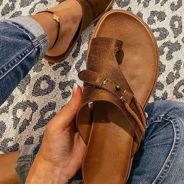 Damen Zehensteg-Sandale mit verstellbarem Riemen und ergonomischem Fußbett Drune