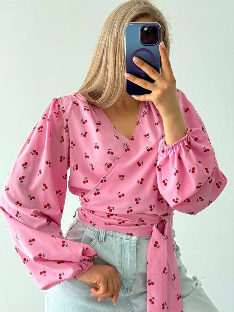 Damen Wickelbluse mit Kirschen-Print, weitem Puffärmel & Bindegürtel Drune