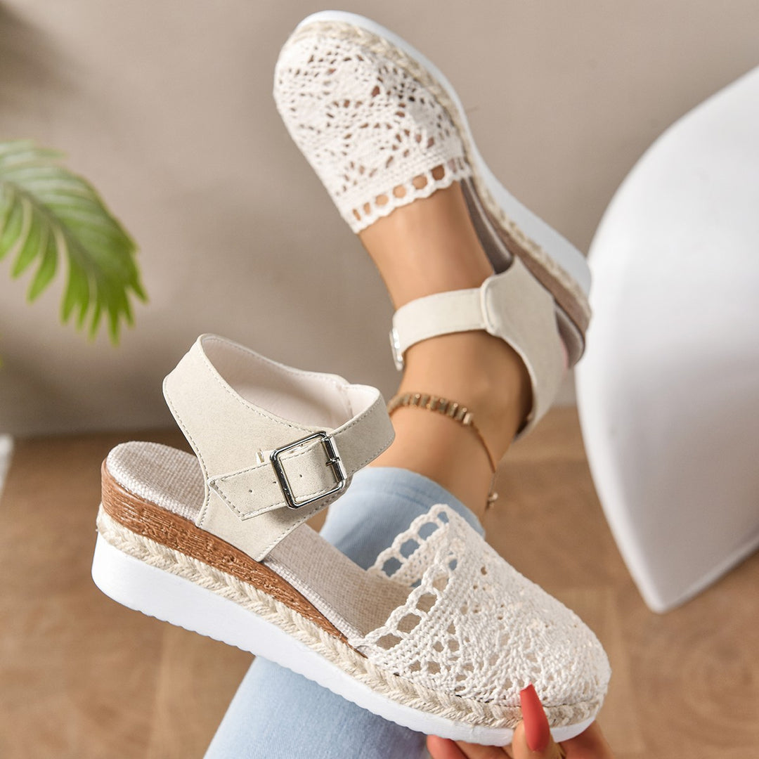 Damen  bestickte Espadrille-Pantoletten mit verstellbarem Knöchelriemen, floraler Häkel-Optik und geflochtenem Jute-Plateau Drune