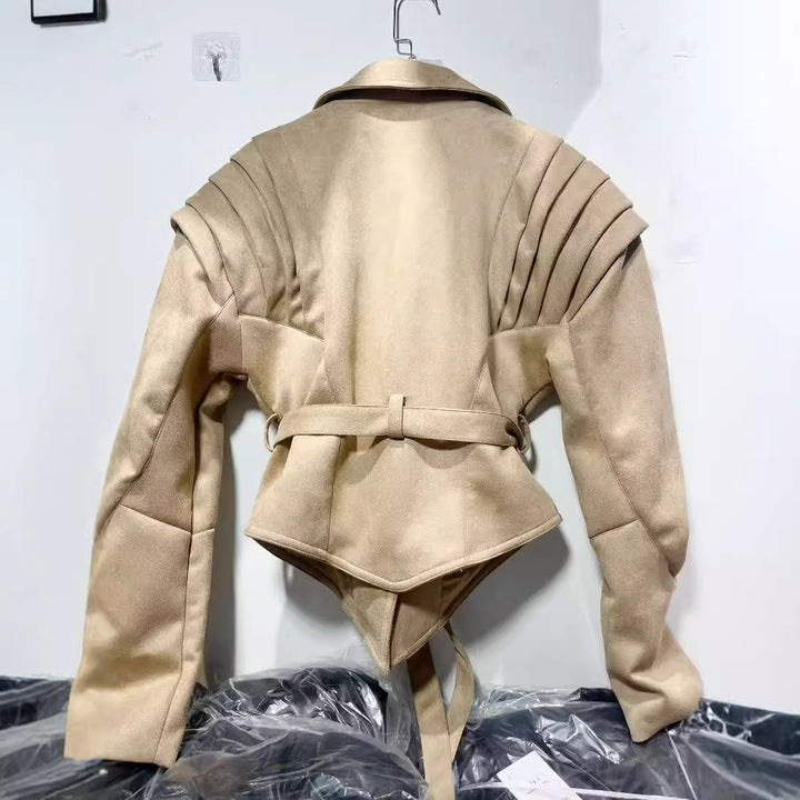Damen nan taillierter Veloursleder-Blazer mit plissierten Schulterdetails und Bindegürtel Drune