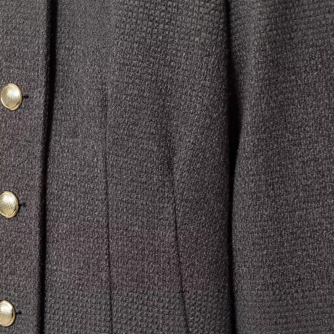 Damen Kurzes Bouclé-Blazerjäckchen mit Rundhalsausschnitt und Goldknöpfen Drune