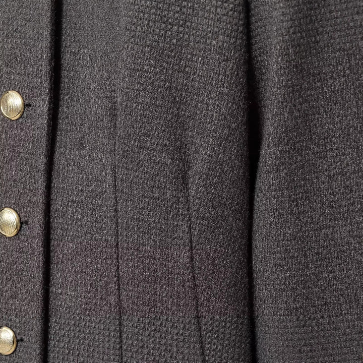Damen Kurzes Bouclé-Blazerjäckchen mit Rundhalsausschnitt und Goldknöpfen Drune