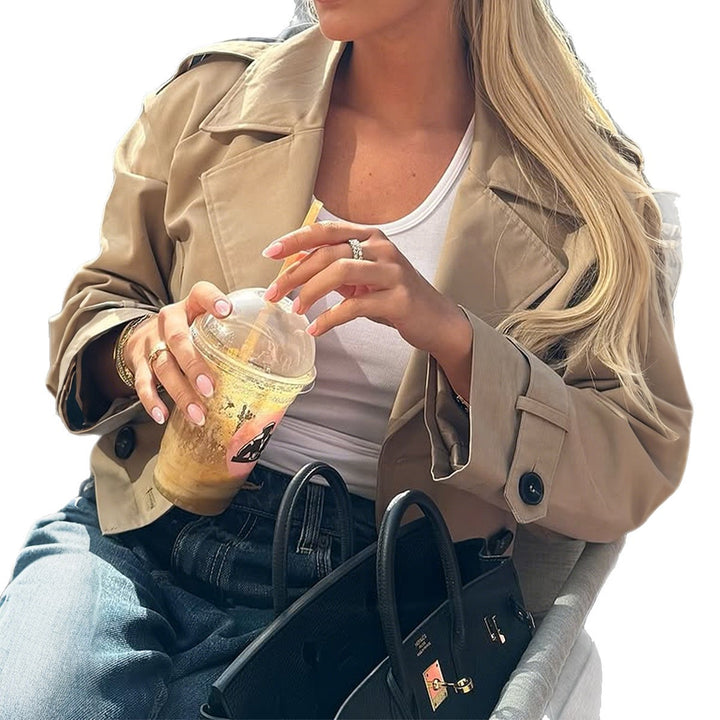 Damen nan kurzer Satin-Trench mit doppelreihiger Knopfleiste, aufgesetzten Pattentaschen und geknöpften Ärmelmanschetten Drune
