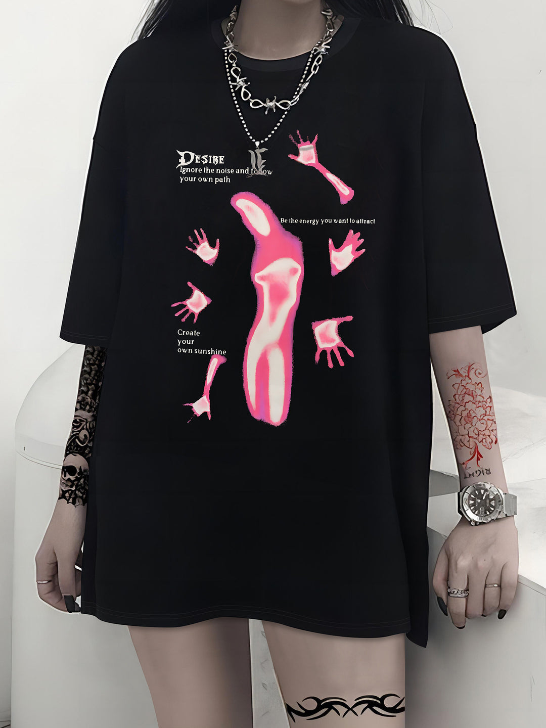 Damen T-Shirt mit kreativem Katzenmotiv und verspielter Schleife Drune