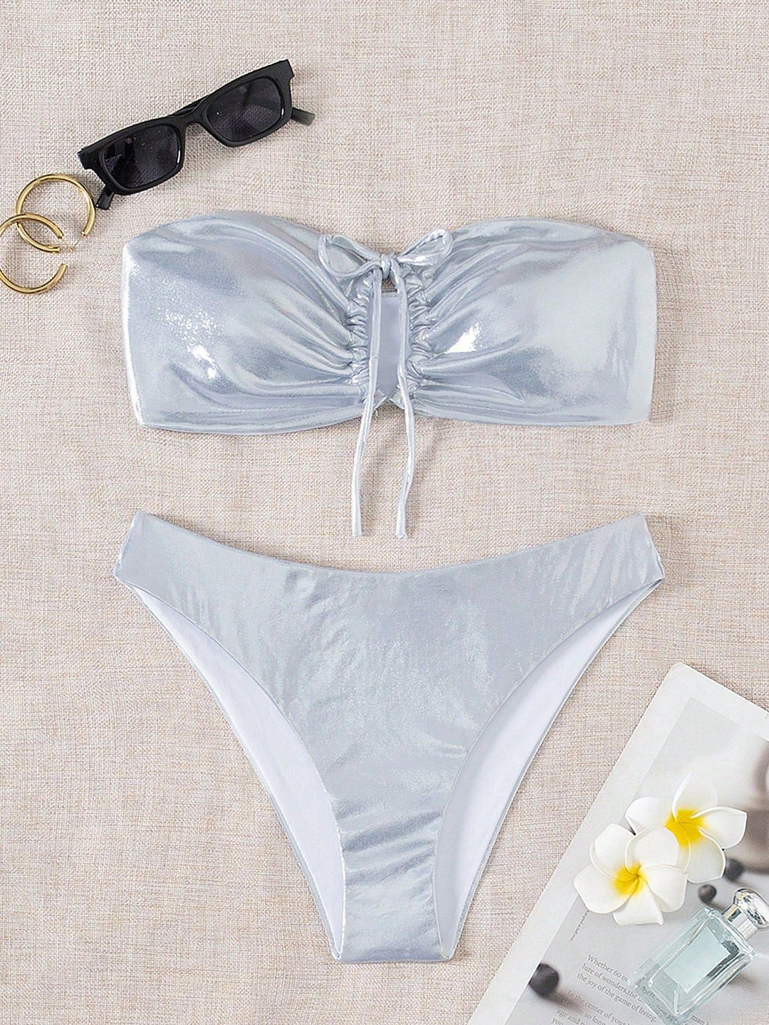 Damen Bandeau-Bikini mit glänzendem Oberteil und hohem Beinausschnitt Drune