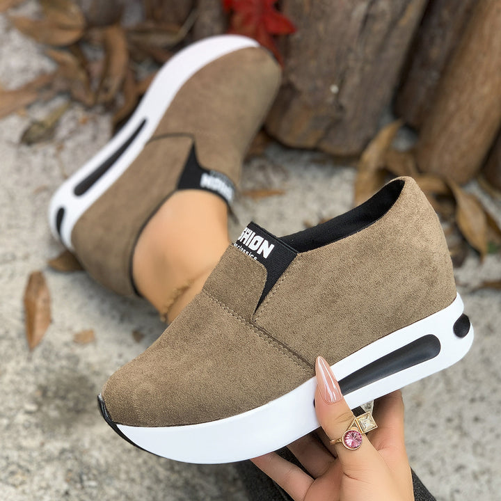 Damen Slip-On Wedge-Sneaker mit verstecktem Keil, Microvelours-Obermaterial und seitlicher Luftkammer Drune