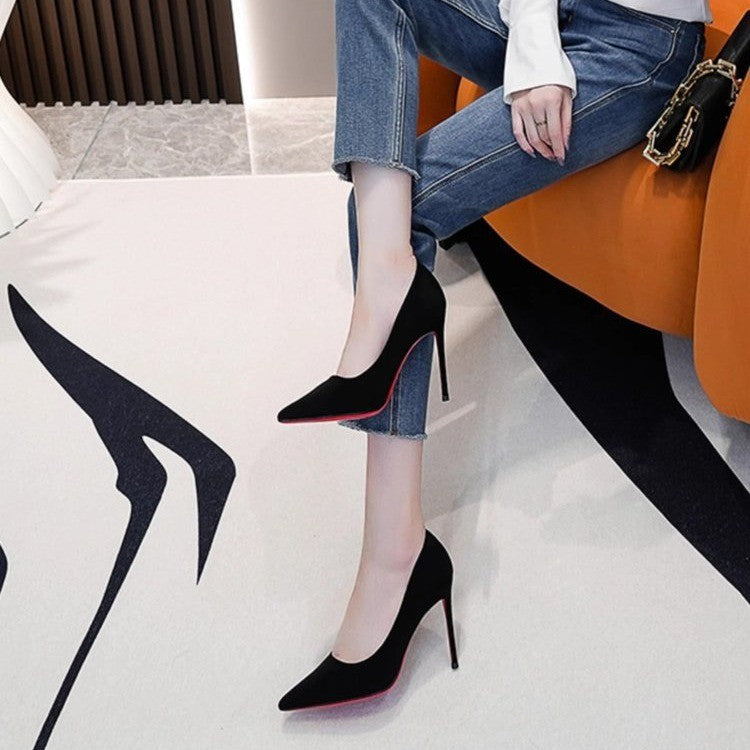 Damen Elegante spitz zulaufende Velours‑Pumps mit kontrastierender roter Laufsohle und schmalem Stiletto Drune