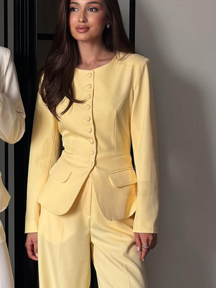 Damen Taillierter Blazer mit Rundhalsausschnitt, dekorativen Stoffknöpfen und Pattentaschen Drune