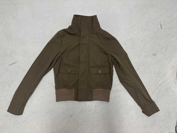 Damen nan kurze Utility-Blousonjacke mit hohem Stehkragen, Pattentaschen und elastischem Bund Drune