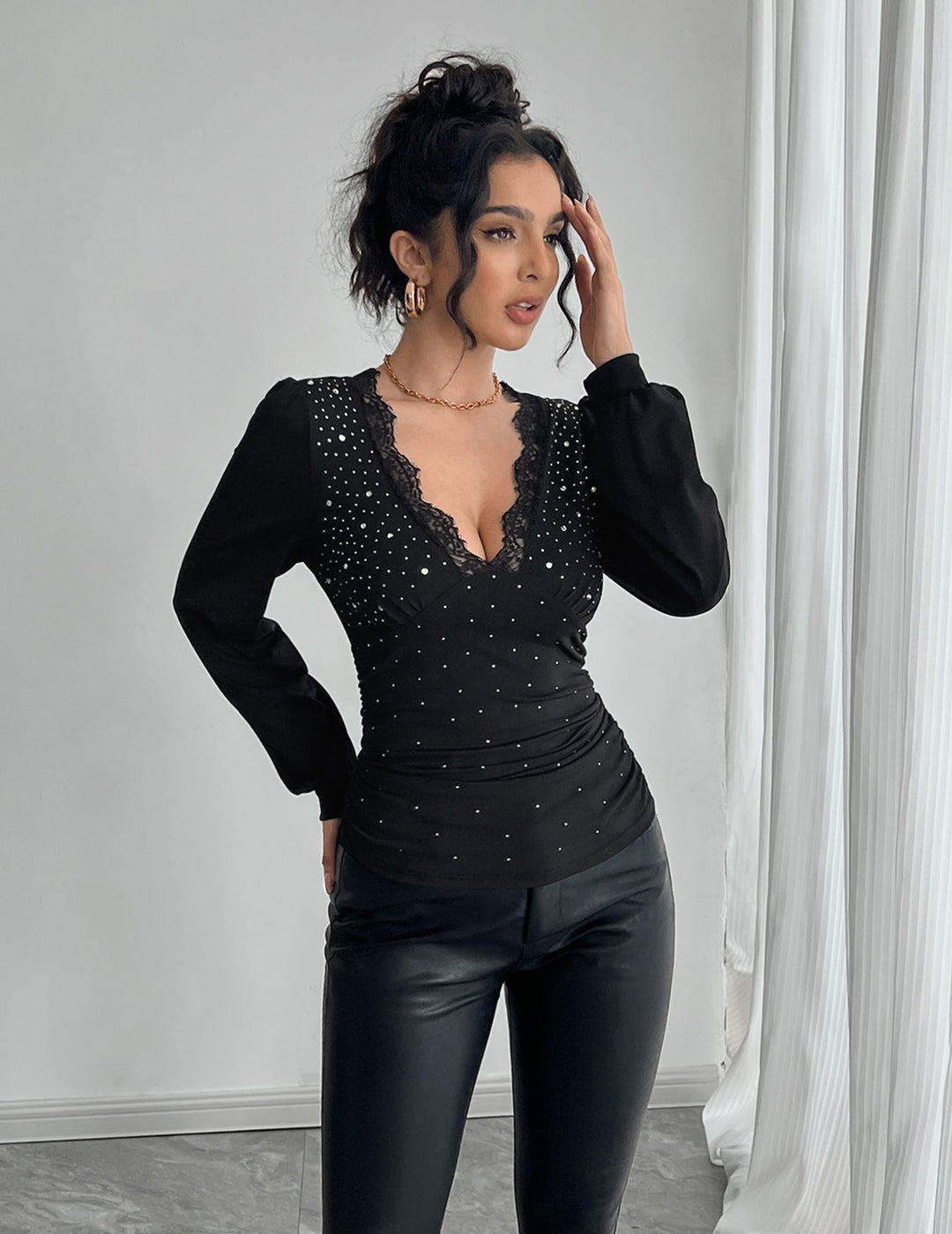 Damen nan tailliertes Langarm-Shirt mit tiefem Spitzen-Dekolleté, Raffung und Kristallbesatz Drune