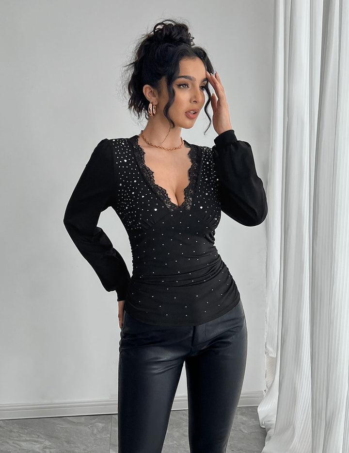 Damen nan tailliertes Langarm-Shirt mit tiefem Spitzen-Dekolleté, Raffung und Kristallbesatz Drune