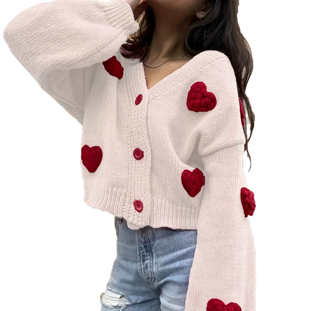 Damen Kurzgeschnittener V-Ausschnitt-Cardigan mit geprägten Herz-Applikationen und Schmuckknöpfen Drune