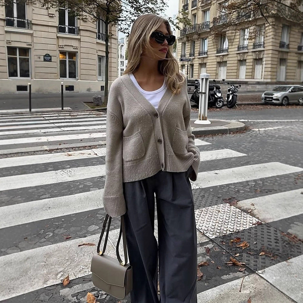 Damen Boxy Strickjacke mit V-Ausschnitt, aufgesetzten Taschen und Hornknöpfen Drune