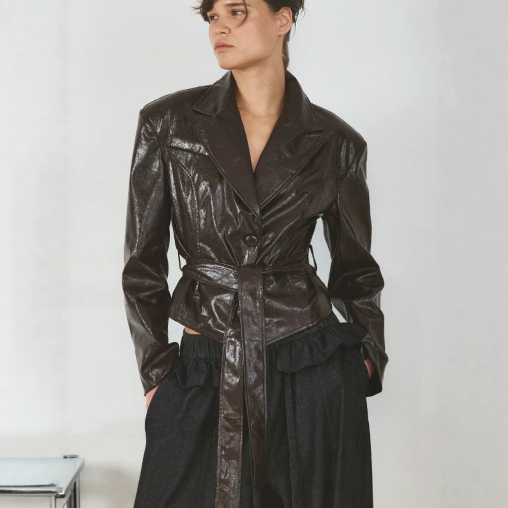 Damen Kurzblazer im Lackleder-Look mit Taillengürtel und fallendem Revers Drune