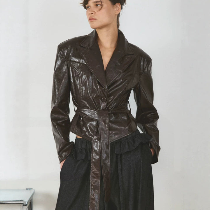 Damen Kurzblazer im Lackleder-Look mit Taillengürtel und fallendem Revers Drune