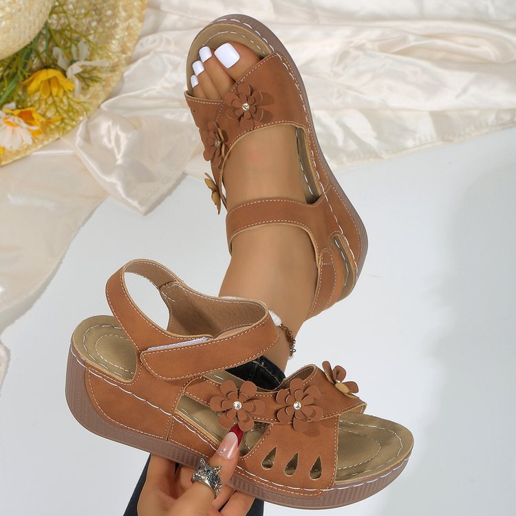 Damen Bequeme Sandalen mit Klettverschluss, gepolstertem Fußbett und Blütenapplikation Drune