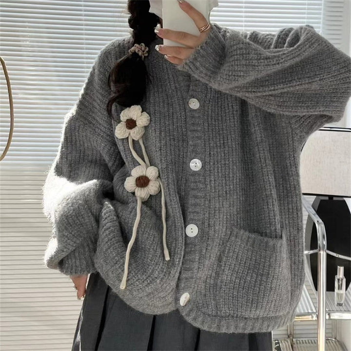 Damen Strickjacke mit verspielten Blumenapplikationen und großen Taschen Drune