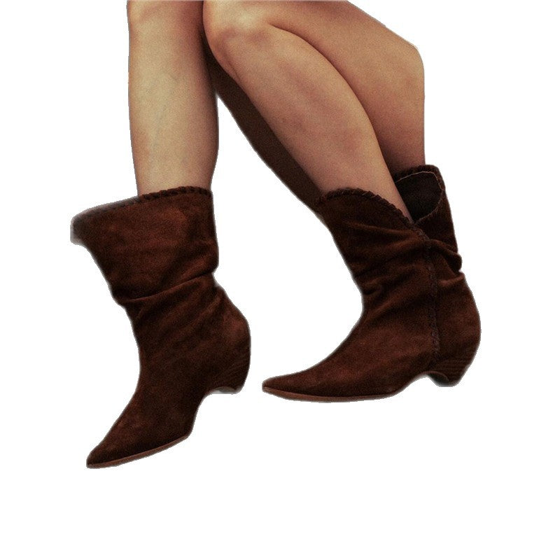 Damen Mid‑Calf Slouch‑Stiefel aus Velours mit spitzer Zehenpartie, geflochtenem Zierband und skulpturiertem Absatz Drune