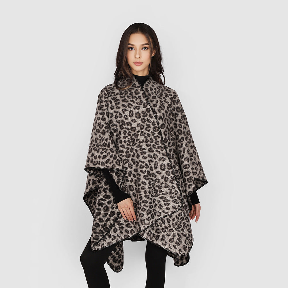 Damen Oversize-Poncho aus Wollmix mit dezentem Leo-Jacquard und asymmetrischem Zipfelsaum Drune