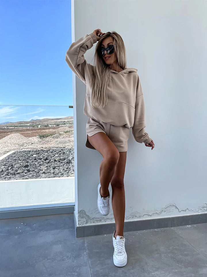 Damen lässiger Hoodie und kurze Shorts im minimalistischen Design Drune