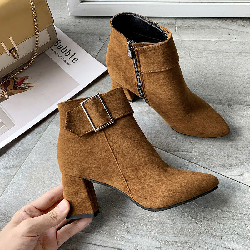 Damen nan elegante Wildlederoptik Stiefelette mit mittelhohem Blockabsatz und breitem Schnallenriemen Drune