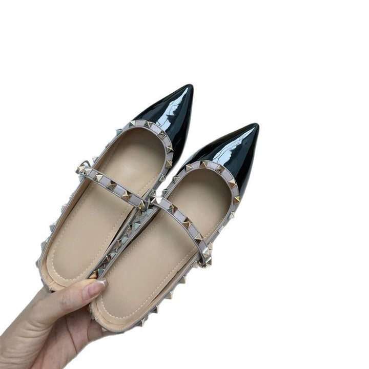 Damen Spitz zulaufende Lack‑Mary‑Jane Ballerina mit gepolstertem Komfortfußbett und Pyramidennieten Drune