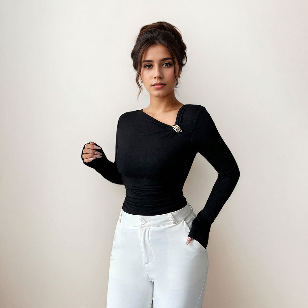 Damen figurbetontes Langarmshirt mit asymmetrischem Ausschnitt und dekorativer Brosche Drune