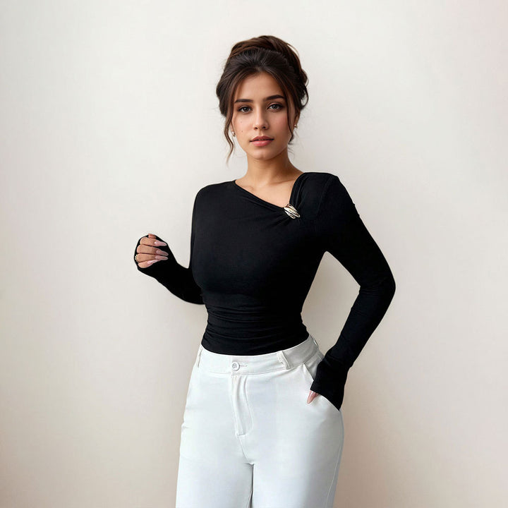 Damen figurbetontes Langarmshirt mit asymmetrischem Ausschnitt und dekorativer Brosche Drune